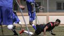 Seorang pemain klub Al-Jazeera (hitam) terjatuh dalam pertandingan final kejuaraan lokal sepak bola korban amputasi melawan Al-Abtal yang diselenggarakan oleh Komite Palang Merah Internasional (ICRC), di tengah pandemi COVID-19, di Kota Gaza, Palestina, (18/3/2021). (AFP/Mohammed Abed)