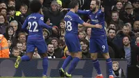 Striker Chelsea Gonzalo Higuain (kanan) merayakan gol ke gawang Fulham pada lanjutan Liga Inggris di Craven Cottage, Minggu (3/3/2019). (AP Photo/Tim Ireland)