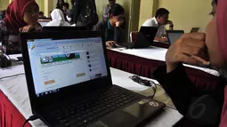 Salah satu peserta tes CPNS melakukan simulasi sistem tes seleksi CPNS berbasis online di Jakarta, (20/8/2014). (Liputan6.com/Miftahul Hayat)