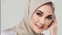 Jadi Model Hijab Bertabur Kristal Swarovski, Luna Maya Banjir Pujian. (dok.Instagram @vanilahijabcatalog/https://www.instagram.com/p/B-Wrs_2JVkt/Henry)