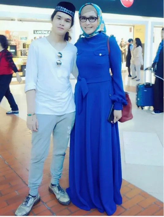 "Pamit dulu ya...!!! With @duljaelani ... to Jeddah ... bye Indonesia ✈️✈️ #umroh #maiaestianty #diarymaia #momandson," tulis Maia sebagai keterangan foto, Jumat (24/2/2017). (Instagram/maiaestiantyreal)