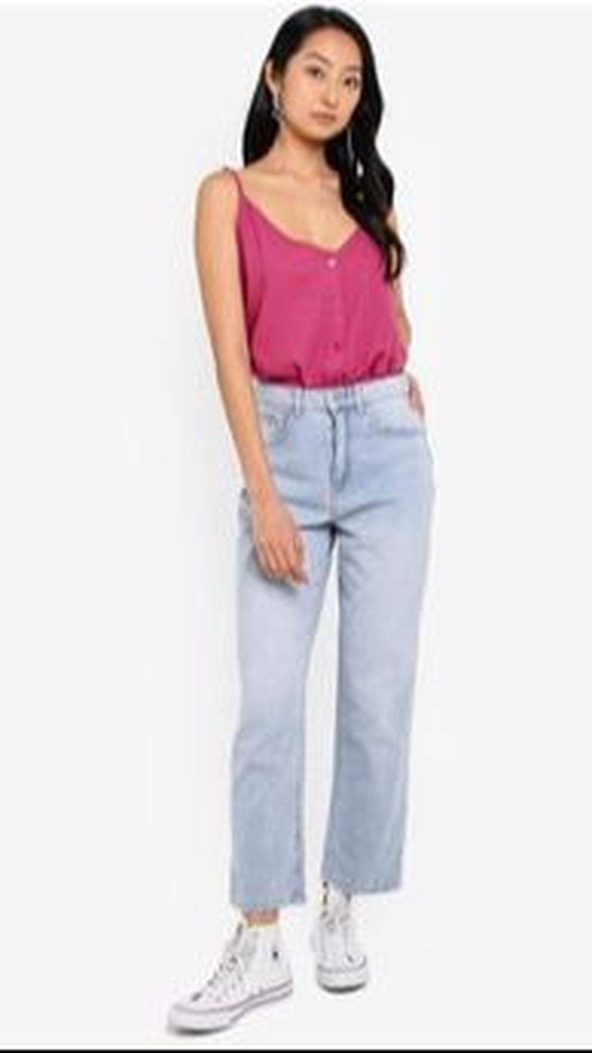 <b>Celana Straight Jeans, Celana Longgar yang Memberikan Kenyamanan</b>