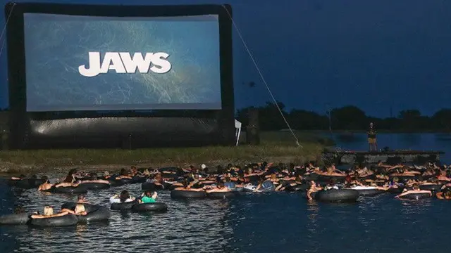 Sensasi Menonton Film di Tengah Danau dengan Banyak ‘Hiu’