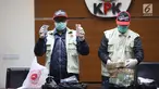 Petugas KPK menunjukkan barang bukti uang saat jumpa pers terkait OTT Bupati Cirebon Sunjaya Purwadi Sastra di Gedung KPK, Jakarta, Kamis (25/10). KPK menetapkan Sunjaya sebagai tersangka suap jual beli jabatan. (Liputan6.com/Herman Zakharia)