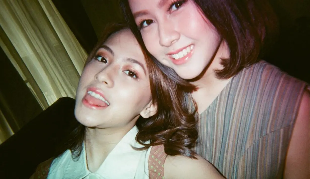 Manjanya Adhisty Zara dengan Hasyakyla Utami Kusumawardhani. Ia bersandar di bahu sang kakak. (Foto: Instagram/@hasyakyla)