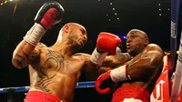 Floyd Mayweather Jr. saat bertarung melawan Miguel Cotto untuk memperebutkan gelar juara dunia Kelas Welter Super WBA. 5 Mei 2012. (AFP)