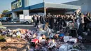 Minuman anggur ditumpahkan saat aksi protes di sebuah hypermarket di Nimes, Perancis, Kamis (20/4). Pedagang minuman Perancis marah karena harga minuman anggur dari Spanyol terlampau murah. (AP Photo / Arnold Jerocki)