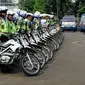 Ratusan Polantas mengikuti apel gelar pasukan kesiapan banjir di Mapolda Metro Jaya, Jakarta, Selasa (10/11). Apel tersebut guna mempersiapkan pasukan dan infrastruktur pendukung untuk mengantisipasi banjir di Ibukota Jakarta. (Liputan6.com/Yoppy Renato)