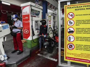 Pengendara sepeda motor mengisi BBM di salah satu SPBU di Jakarta, Senin (4/1/2021). PT Pertamina (Persero) secara resmi menerapkan digitalisasi pada 5.518 SPBU yang tersebar di seluruh Indonesia. (Liputan6.com/Johan Tallo)