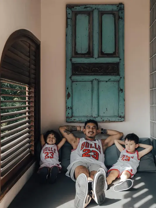 <p>Suami Dahlia Poland yang juga pesinetron Fandy Christian sendiri merupakan seorang ayah yang dekat dengan anak-anaknya. (FOTO: instagram.com/fandych/)</p>