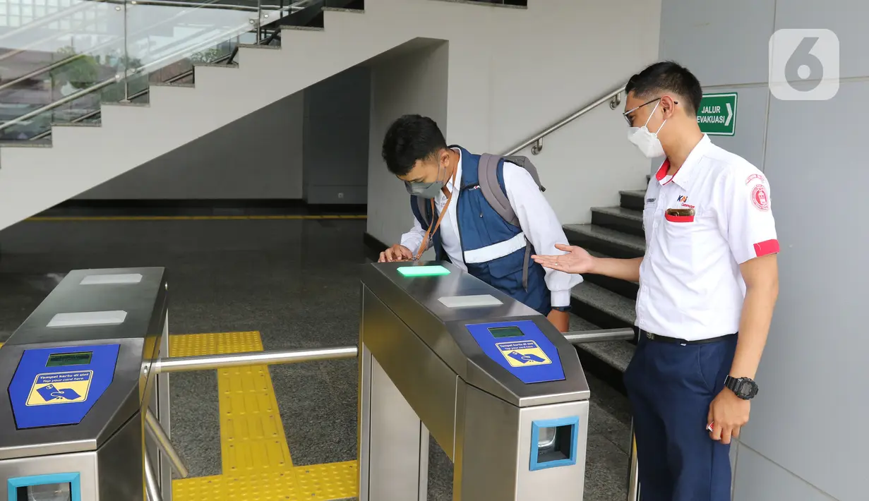 Penumpang KRL melintasi gate tiket Stasiun Matraman, Jakarta, Jumat (17/6/2022). Uji coba pengoperasian Stasiun Matraman yang berada di antara lintas Stasiun Manggarai dan Stasiun Jatinegara ini diharapkan dapat menjadi salah satu alternatif bagi pengguna untuk naik dan turun selain di kedua stasiun tersebut. (Liputan6.com/Herman Zakharia)