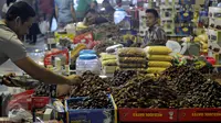 Pembeli memilih kurma saat berbelanja di salah satu kios di pasar Tanah Abang, Jakarta, Jumat (26/6/2015). Memasuki Ramadan, penjualan kurma meningkat karena buah asal Timur Tengah ini banyak dikonsumsi untuk berbuka puasa. (Liputan6.com/Johan Tallo) 