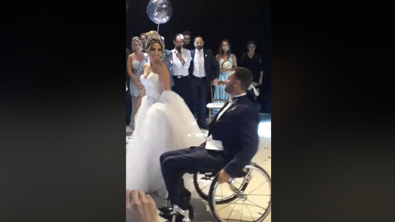 Bikin Mewek, Momen Haru Pengantin Menari dengan Kursi Roda