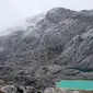 Lembah Danau-Danau merupakan camp favorit bagi para pendaki sebelum mencapai Puncak Cartensz, gunung tertinggi di Indonesia dan salah satu gunung tertinggi di dunia. (Liputan6.com/ Dok. Tim Ekspedisi 7 Summits Indonesia in 100 Days)