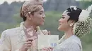 Kabar bahagia dari artis Vicky Shu. Tepat Sabtu (23/9) artis peran dan penyanyi, resmi menjadi istri Ade Imam. Acara digelar di pelataran Candi Borobudur, Magelang Jawa Tengah. Tidak banyak tamu yang di undang. (Instagram/aldiphotoofficial)