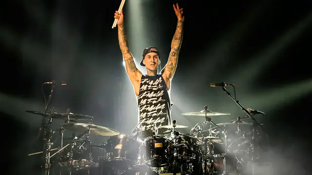 Video Kocak Pria Gebuk Drum ala Travis Barker Ini Ujungnya Malah Bikin Kaget