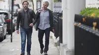 Jose Mourinho (kanan) berjalan menuju kediamannya, yang terletak di kawasan London Tengah, Inggris (25/5/2016). Mourinho akan menjejakkan kaki di rumput Stadion Old Trafford pada 5 Juni 2016.  (EPA/Facundo Arrizabalaga)