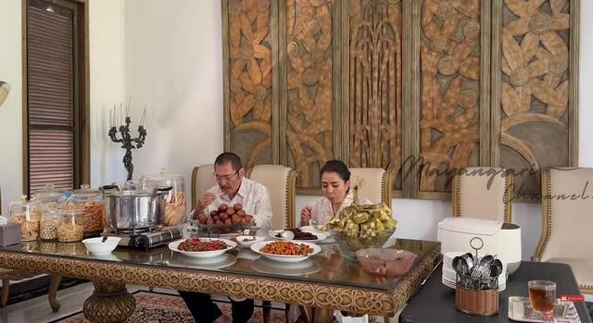 8 Potret Ruang Makan di Rumah Mayangsari dengan Konsep Klasik Modern