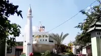 Masjid berbentuk kapal laut di Cimahi ramai dikunjungi umat Muslim.