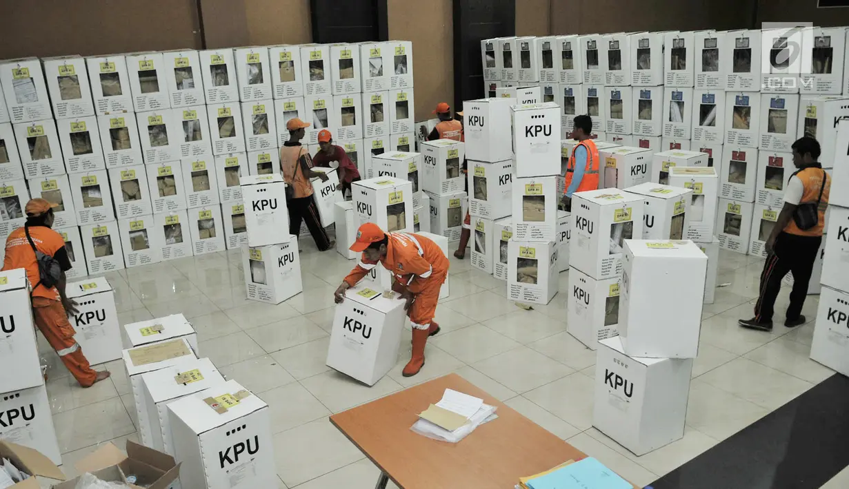 Petugas Penanganan Prasarana dan Sarana Umum (PPSU) merapikan kotak suara Pemilu 2019 wilayah Kecamatan Pulogadung di Gedung KNPI, Jakarta, Kamis (18/4). Penyimpanan logistik Pemilu 2019 di wilayah kecamatan dilakukan di satu tempat. (merdeka.com/Iqbal Nugroho)