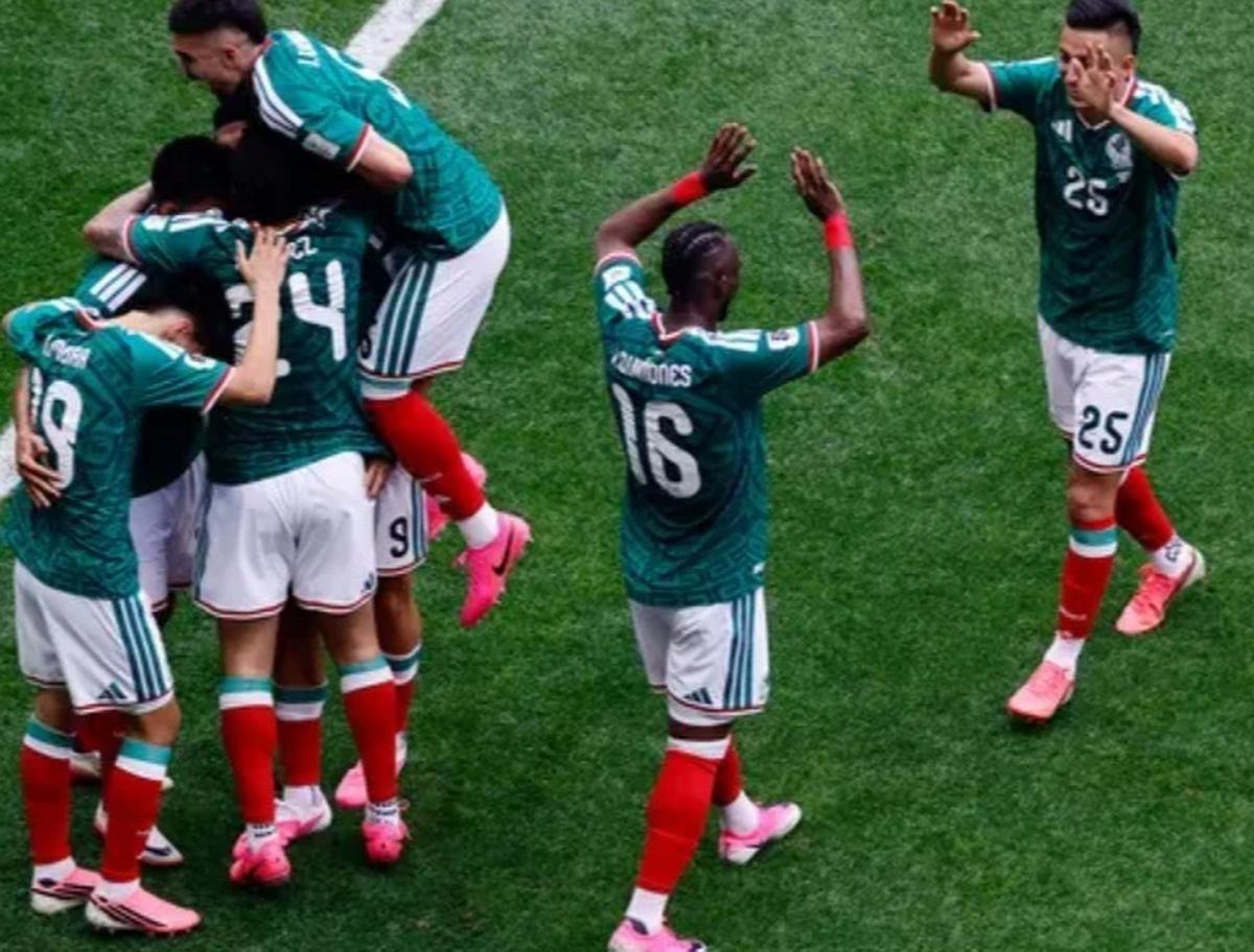 Sepatu pink pemain bola Piala Dunia 2026