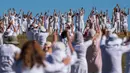 Anggota gerakan keagamaan internasional White Brotherhood menari di puncak Gunung Rila, Bulgaria, Senin (19/8/2019). Penari berpakaian serba putih menari di ketinggian 2.100 meter dan melakukan tarian meditasi khusus yang dikenal sebagai "paneurhythmy". (NIKOLAY DOYCHINOV/AFP)