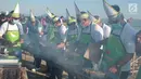 Sejumlah orang membakar sate dalam memeriahkan Festival Pesona Danau Limboto, Gorontalo, Senin (24/9). Museum Rekor Dunia Indonesia (MURI) mencatat sebanyak 88.950 tusuk sate disajikan secara gratis oleh Pemkab Gorontalo. (Liputan6.com/Arfandi Ibrahim)