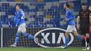 Gelandang Napoli, Piotr Zielinski (kiri), melakukan selebrasi usai mencetak gol ke gawang Real Sociedad dalam laga lanjutan Liga Europa 2020/21 Grup F di Diego Armando Maradona Stadium, Kamis (10/12/2020). Napoli bermain imbang 1-1 dengan Real Sociedad. (AFP/Alberto Pizzoli)