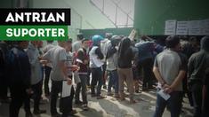 Berita video antrian sejak pagi untuk laga Persib Bandung kontra PSM Makassar di loket Stadion Siliwangi pada Rabu (5/7/2017).
