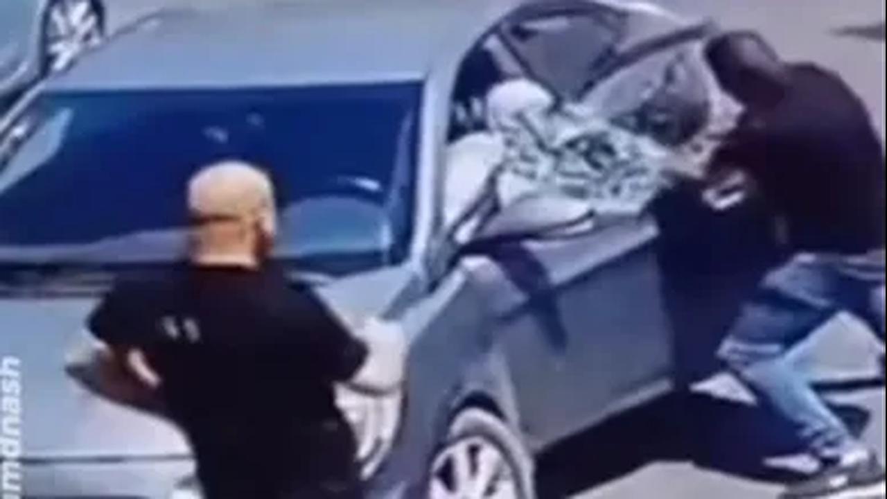 Lukai Tangan, Tonjok Kaca Mobil sampai Pecah