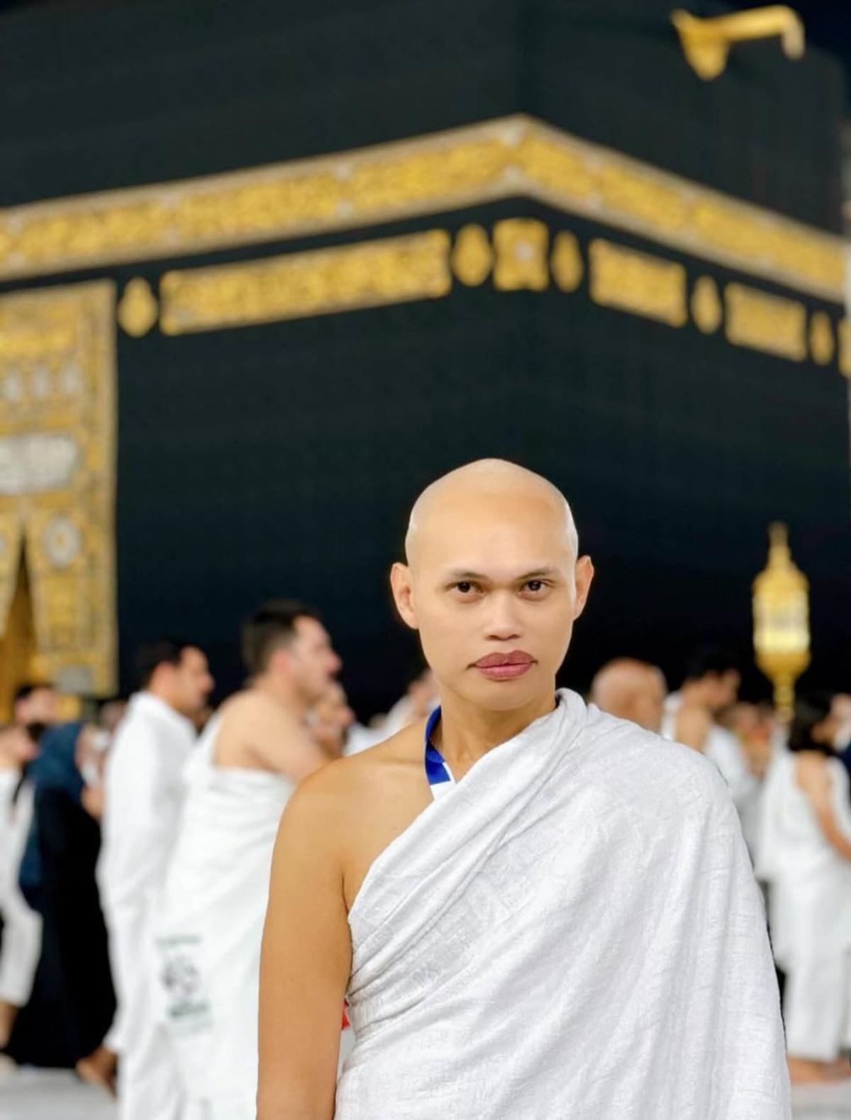 Penampilan Baru Wanda Hara Saat Umroh, Netizen Terharu dengan Doa Tulusnya
