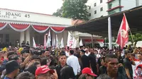 Relawan menunggu kedatangan Jokowi-Ma'ruf Amin di gedung Joang Jakarta. (Liputan6.com/Hanz Jimenes Salim)