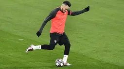 Gelandang Sevilla,  Lucas Ocampos menendang bola saat mengikuti sesi latihan tim di Signal Iduna Park, Dortmund, Jerman (8/3/2021). Borussia Dortmund sebelumnya berhasil mengalahkan Sevilla dengan skor 3-2 di leg pertama. (AP Photo/Martin Meissner)