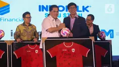 Direktur Utama PT Surya Citra Media (SCM) Tbk, Sutanto Hartono bersama dengan Ketua Umum Perserikatan Sepak Bola Seluruh Indonesia (PSSI), Erick Thohir saat PSSI Partner Summit 2024 di Jakarta, Senin (16/12/2023). (Liputan6.com/Angga Yuniar)