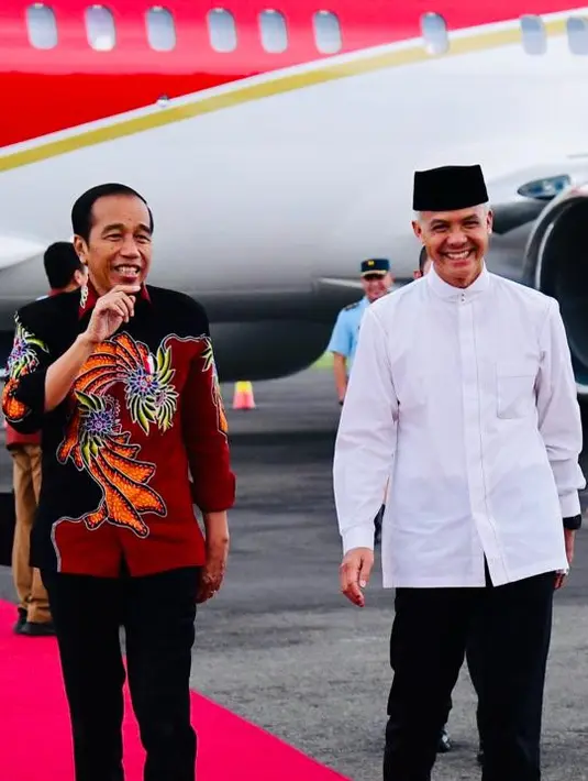 Jokowi tampak mengenakan kemeja batik lengan panjang hitam. (Foto: Lukas - Biro Pers Sekretariat Presiden)