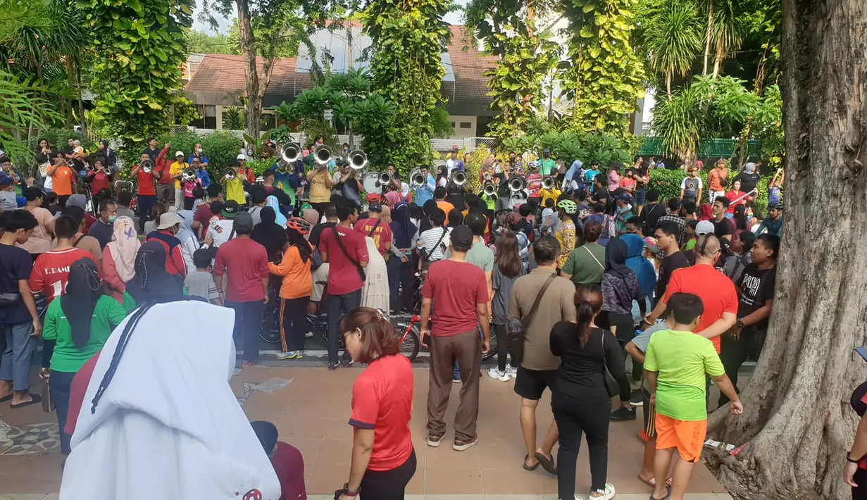 Acara juga dimeriahkan dengan penampilan Marching Band UPN Veteran Jawa Timur. (Procomm Surya Citra Media)