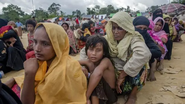 Etnis Muslim Rohingya, yang baru saja melintas perbatasan Myanmar menuju Bangladesh, sedang menunggu giliran menerima bantuan makanan dekat kamp pengungsi Balukhali (AP)