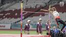 Atlet Indonesia Rizky Ghusyafa Pratama berusaha melintasi mistar pada final lompat tinggi putra 18th Asian Games Invitation Tournament di SUGBK, Senayan, Minggu (11/2). Rizky mendapat perunggu sebagai pemegang posisi ke-3. (Liputan6.com/Faizal Fanani)