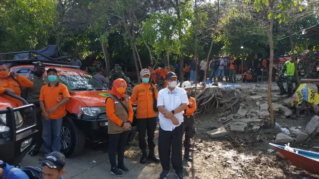 Wakil Bupati Grobogan dr Bambang Pujiyanto dan Kalakhar BPBD Kabupaten Grobogan Endang Sulistiowati saat memantu pencarian warga Grobogan korban perahu tenggelam Waduk Kedungombo. (Foto: Liputan6.com/Felek Wahyu)