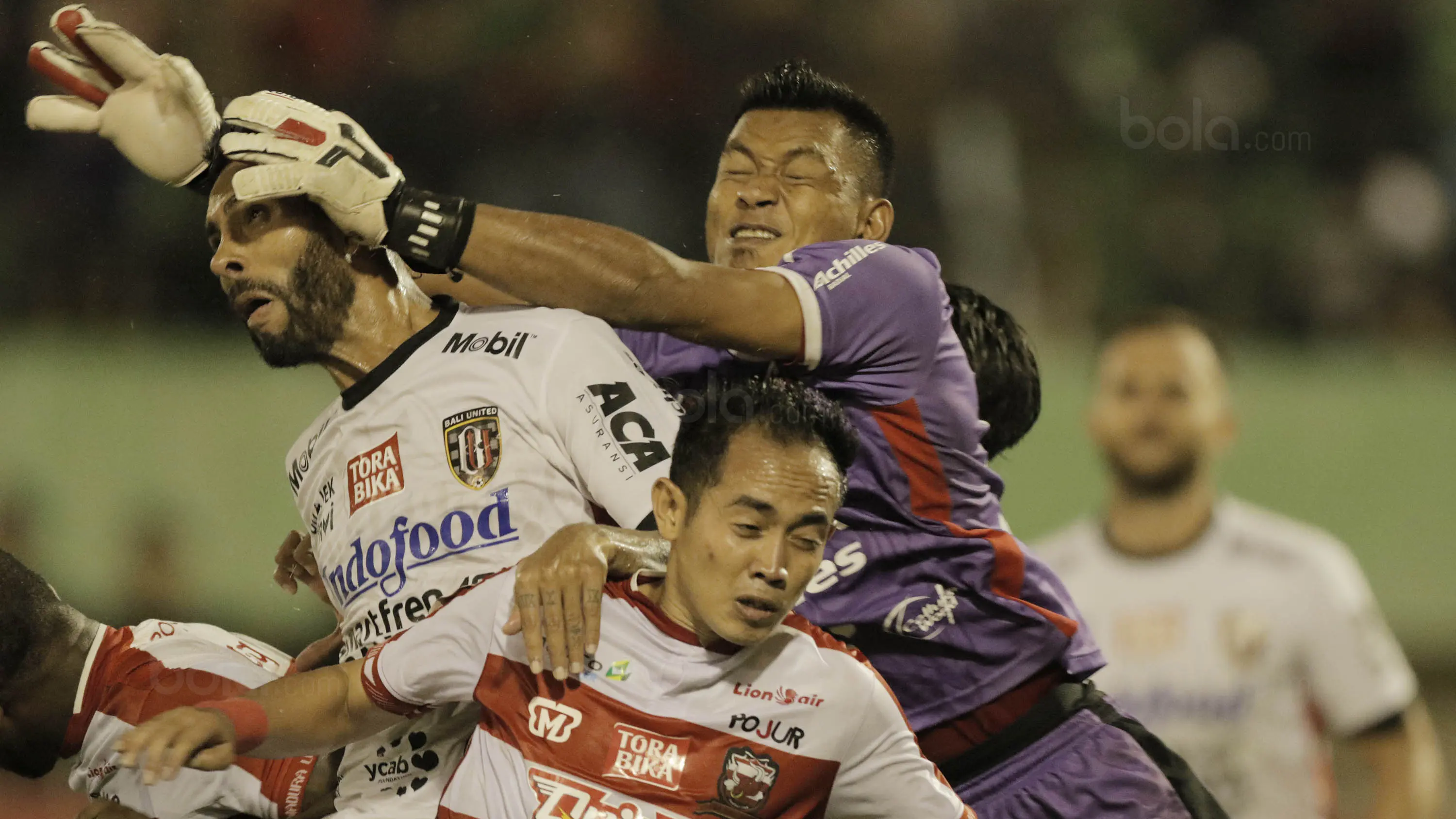 Kiper Bali United, Wawan Hendrawan, saat pertandingan melawan Madura United pada laga Piala Presiden di Stadion Manahan, Solo, Sabtu, (3/2/2018). Bali United menang adu penalti 5-4 atas Madura United. (Bola.com/M Iqbal Ichsan)