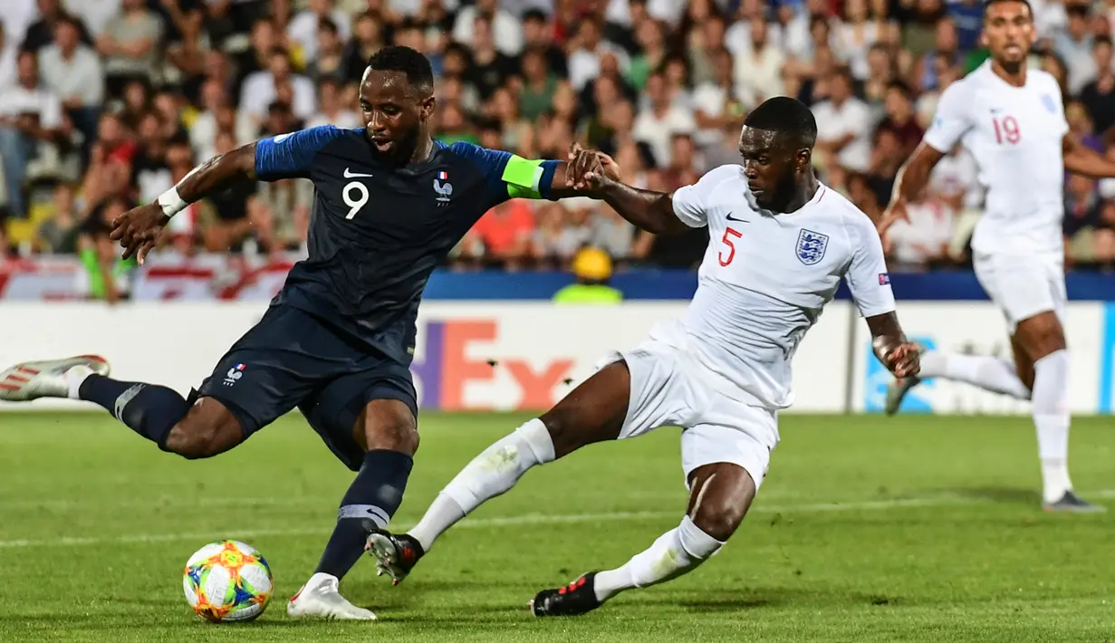 Bek Inggris, Fikayo Tomori berusaha menghalau bola tembakan striker Prancis, Moussa Dembele pada pertandingan Grup C Piala Eropa U21 di stadion Dino-Manuzzi di Cesena pada 18 Juni 2019. Tomori akan jadi pelapis atau bahkan pesaing untuk duet Alessio Romagnoli dan Simon Kjaer.(AFP/ Miguel Medina)