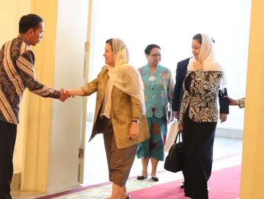 Presiden Joko Widodo berjabat tangan dengan Ibu Negara Afghanistan, Rula Ghani di Istana Bogor, Selasa (5/12). Kunjungan kerja Rula Ghani merupakan kunjungan balasan atas kunjungan pemerintah Indonesia ke Afganistan. (Liputan6.com/Angga Yuniar)