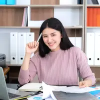 Ilustrasi perempuan yang sedang asik bekerja/copyright freepik.com/Jcomp