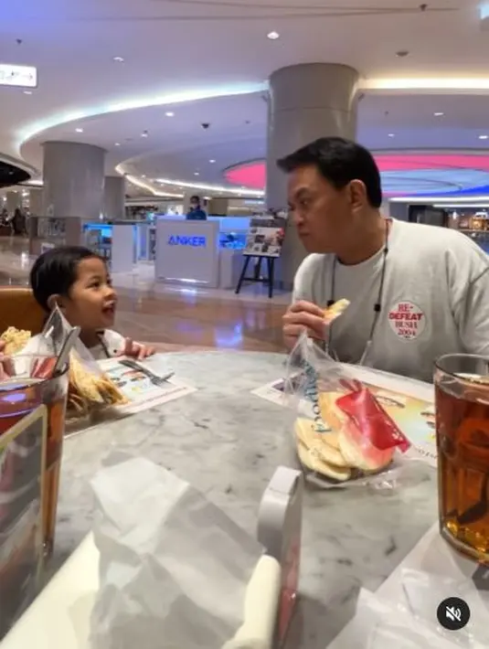Hedi Yunus tak sungkan mengajak Irma untuk jalan-jalan ke mal, dan juga makan bersama di sebuah restoran. (Foto: Instagram/@hedi_yunus)