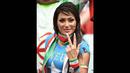 Fans cantik Iran memperlihatkan gestur tubuh yang menunjukkan jemarinya saat Iran kontra Bosnia-Hercegovina the Fonte Nova Arena pada 25 juni 2014 (AFP PHOTO/JAVIER SORIANO)