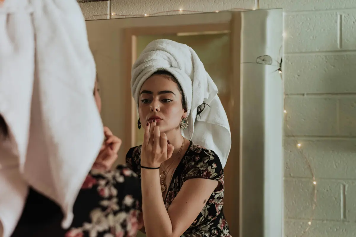 Ilustrasi penggunaan skincare credit by unsplash.com