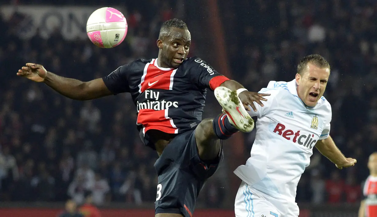 Tahun 2011 Mohamed Sissoko (kiri) dipinang PSG dengan nilai kontrak sebesar tujuh juta euro. Bersama PSG Sissoko tampil sebanyak 21 kai dan mencetak dua gol. (EPA/Stephane Reix)