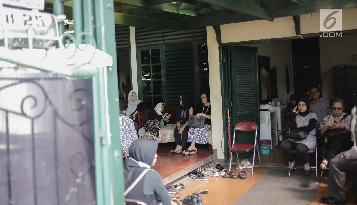 Sejumlah orang melayat ke rumah duka pemain bas Kerispatih, Andika Putra Sahadewa di kawasan Cipinang, Jakarta, Selasa (10/4). Rencananya, Andika Kerispatih akan dimakamkan pada Selasa sore, satu liang dengan sang ayah. (Liputan6.com/Faizal Fanani)