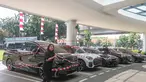 Sejumlah mobil mewah milik Mohammad Riza Chalid (MRC) yang disita tim penyidik terparkir di area Gedung Kejaksaan Agung (Kejagung) Republik Indonesia, Jakarta, Selasa (5/8/2025). (merdeka.com/Arie Basuki)