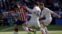 Koke dikepung dua pemain Real Madrid ( REUTERS/Sergio Perez)